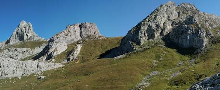 Desde arriba de la Canal de Misa vista de izquierda a derecha: Canto Cabronero 2000 m., Peñas de Cebolleda 1894 m. y Pico Beza 1963 m. En dirección del Canto Cabronero senda para el ascenso.