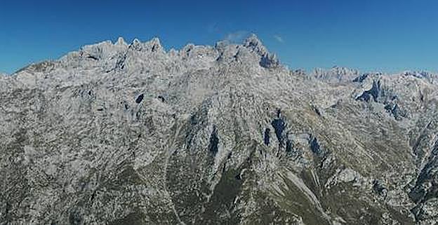 Vista del Macizo Occidental de los Picos de Europa. Peña Santa de Castilla destacando como la cumbre más alta. Al derecha de esta se ve el Macizo Central destacando los Picos de Cabrones y Torrecerredo .