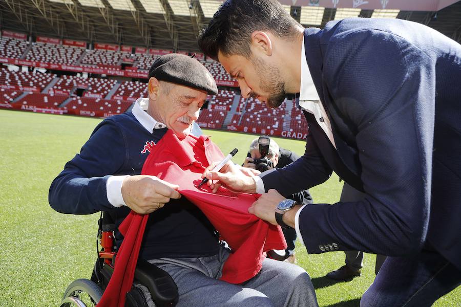 Arropado de su mujer, familia, compañeros y amigos, Canella se ha despedido esta tarde en El Molinón. Pone fin así a doce años con el primer equipo, en el que debutó en Tenerife el 15 de octubre del 2006, con 18 años, en el primero de sus 313 partidos como sportinguista 