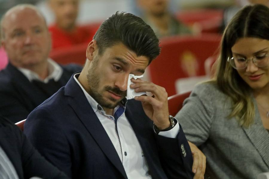 Arropado de su mujer, familia, compañeros y amigos, Canella se ha despedido esta tarde en El Molinón. Pone fin así a doce años con el primer equipo, en el que debutó en Tenerife el 15 de octubre del 2006, con 18 años, en el primero de sus 313 partidos como sportinguista 