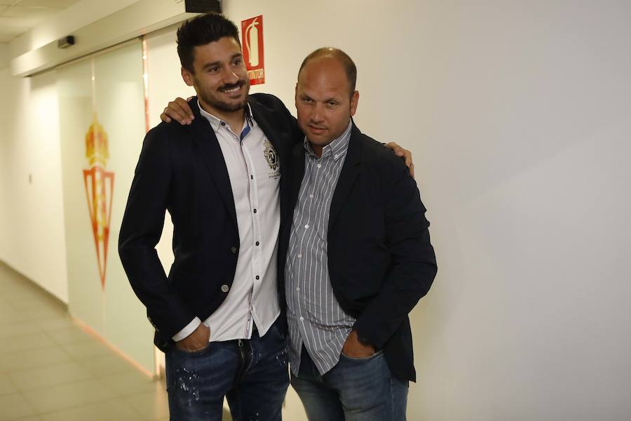 Arropado de su mujer, familia, compañeros y amigos, Canella se ha despedido esta tarde en El Molinón. Pone fin así a doce años con el primer equipo, en el que debutó en Tenerife el 15 de octubre del 2006, con 18 años, en el primero de sus 313 partidos como sportinguista 