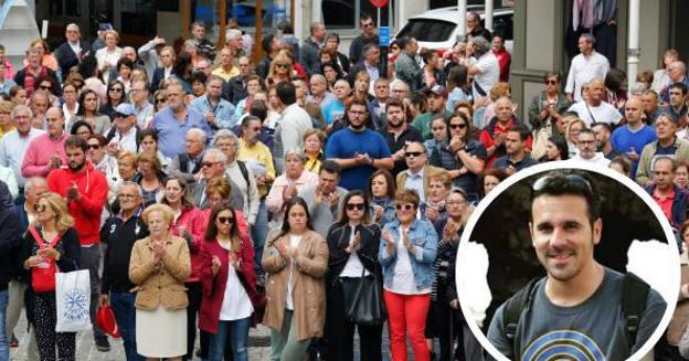 Concentración en Cudillero por la muerte de David Carragal. Abajo a la derecha, su foto. 