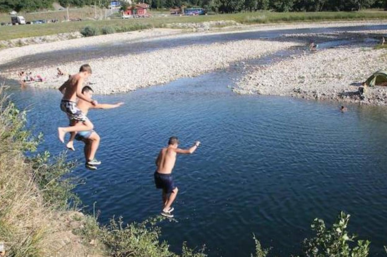 Un grupo de niños se baña en el Río Cares.