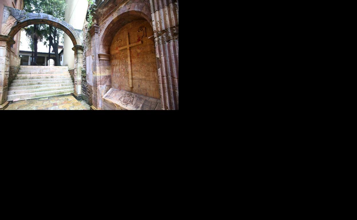 Monumento a los estudiantes caídos del bando franquista instalado en la Universidad de Oviedo. 