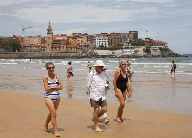 Día de playa. El primer día completo de este verano ha animado a muchos a disfrutar de los arenales de Asturias y a no pocos a tomar el sol en los parques, como han hecho muchos ovetenses.