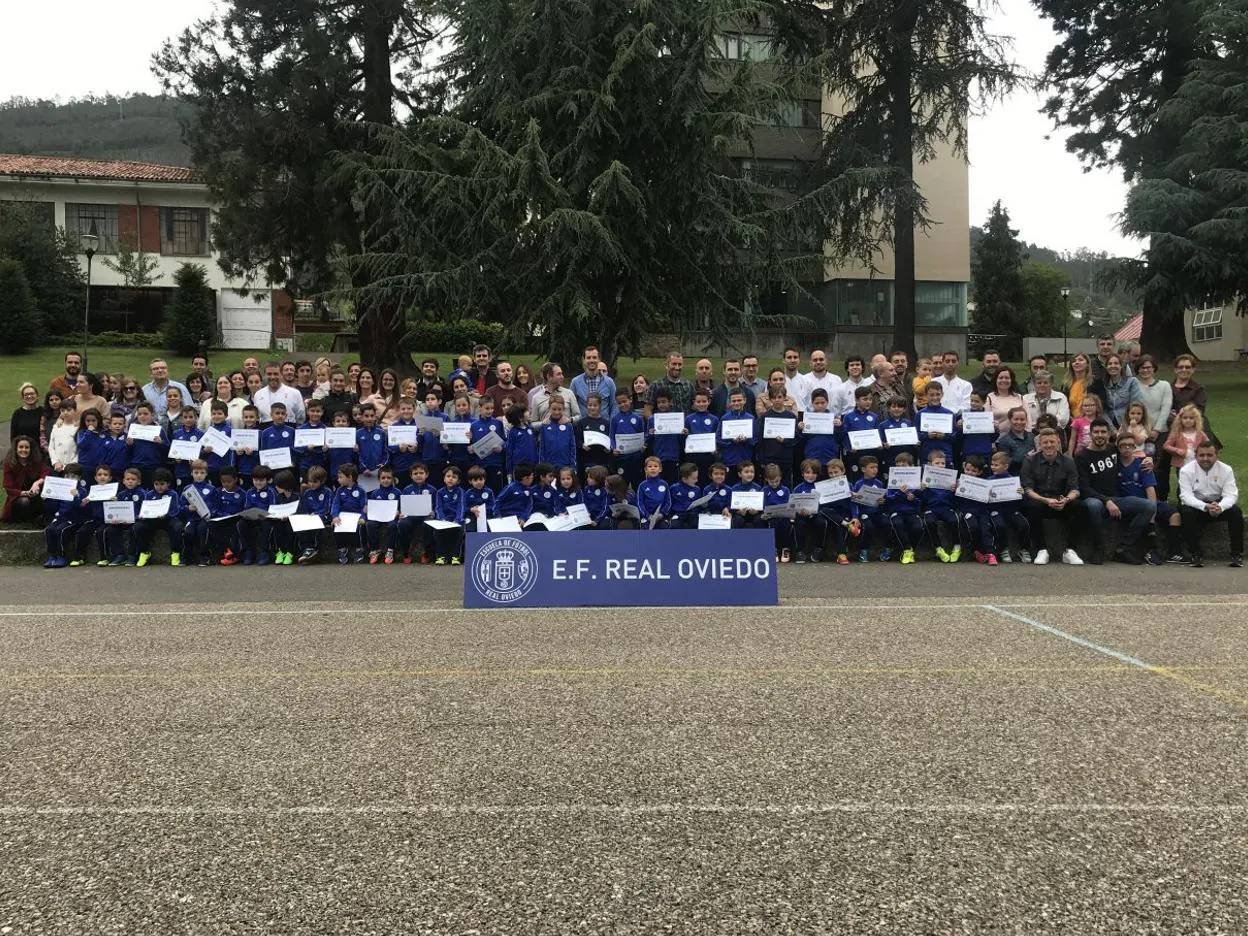 Los participantes en el curso de la Escuela del Real Oviedo posan durante el acto de fin de curso en el Fundoma. 