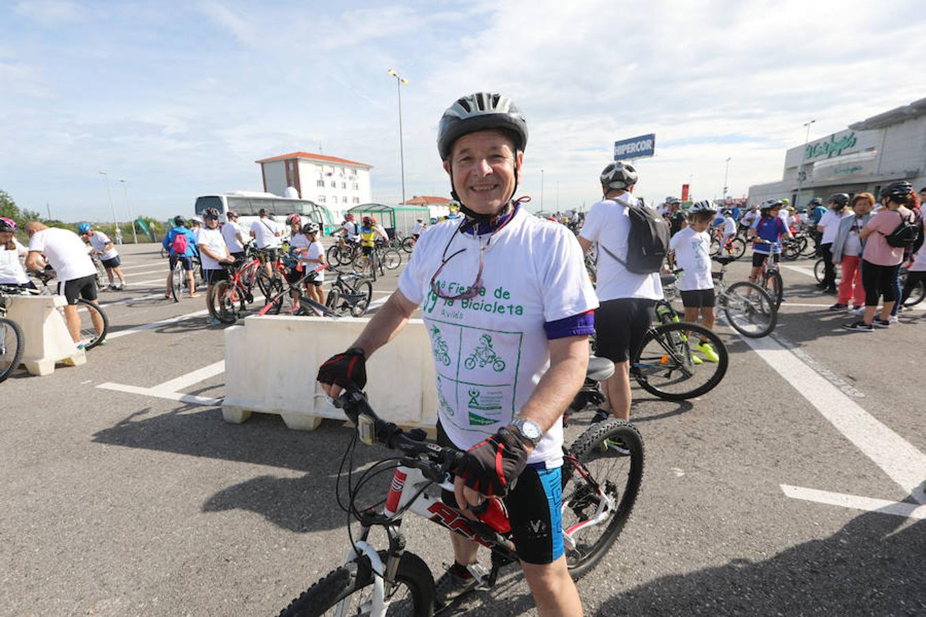 Cientos de personas han participado en la Fiesta de la Bicicleta de Avilés en un recorrido de diez kilómetros por la ciudad hasta finalizar en la plaza de La Exposición