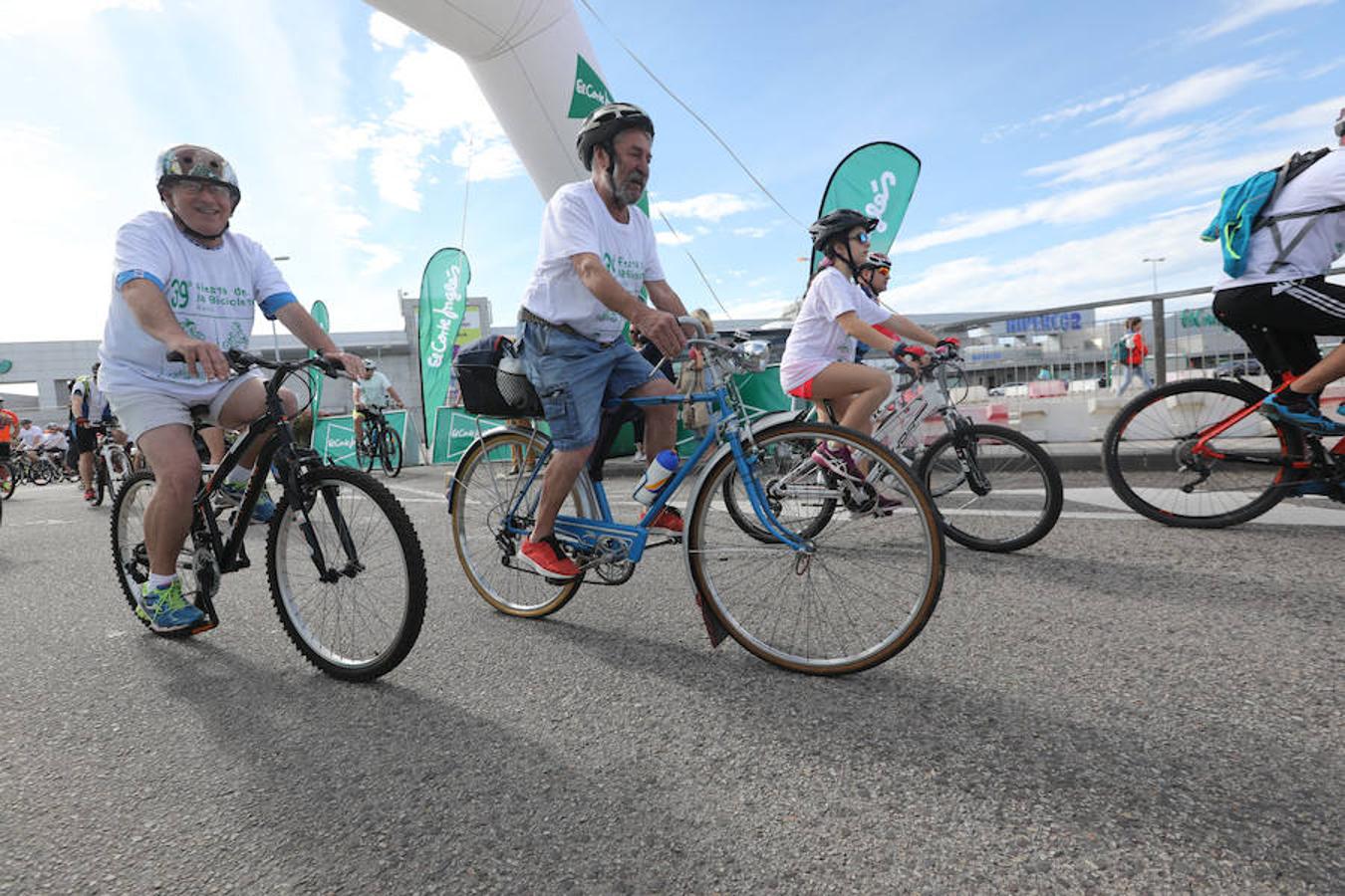 Cientos de personas han participado en la Fiesta de la Bicicleta de Avilés en un recorrido de diez kilómetros por la ciudad hasta finalizar en la plaza de La Exposición