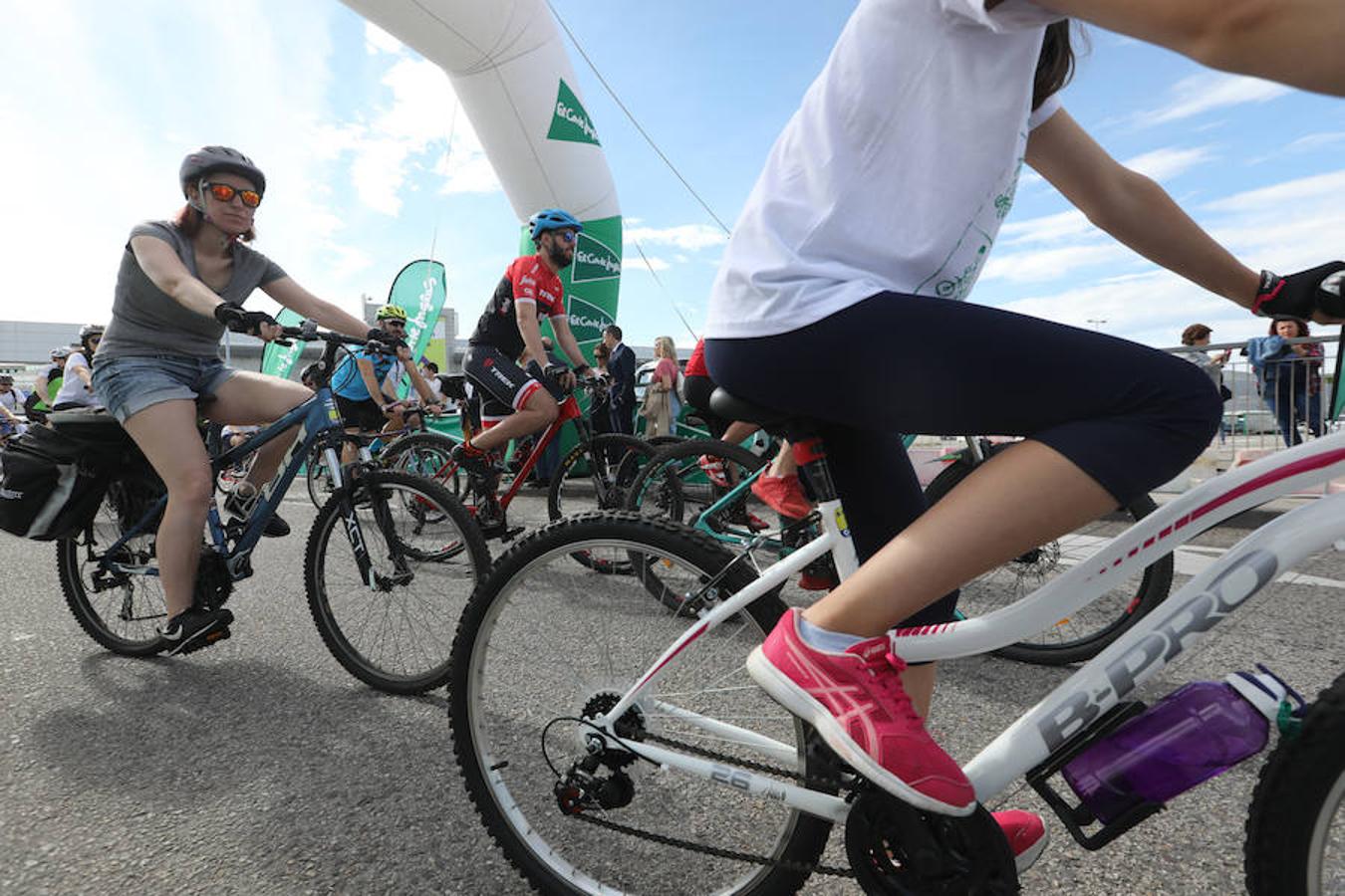 Cientos de personas han participado en la Fiesta de la Bicicleta de Avilés en un recorrido de diez kilómetros por la ciudad hasta finalizar en la plaza de La Exposición