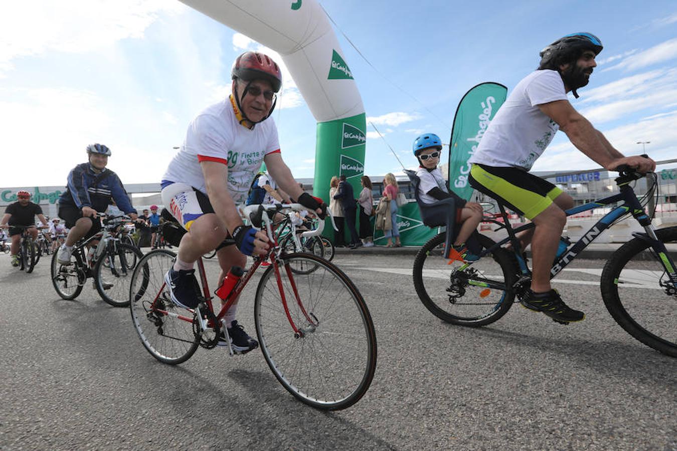 Cientos de personas han participado en la Fiesta de la Bicicleta de Avilés en un recorrido de diez kilómetros por la ciudad hasta finalizar en la plaza de La Exposición