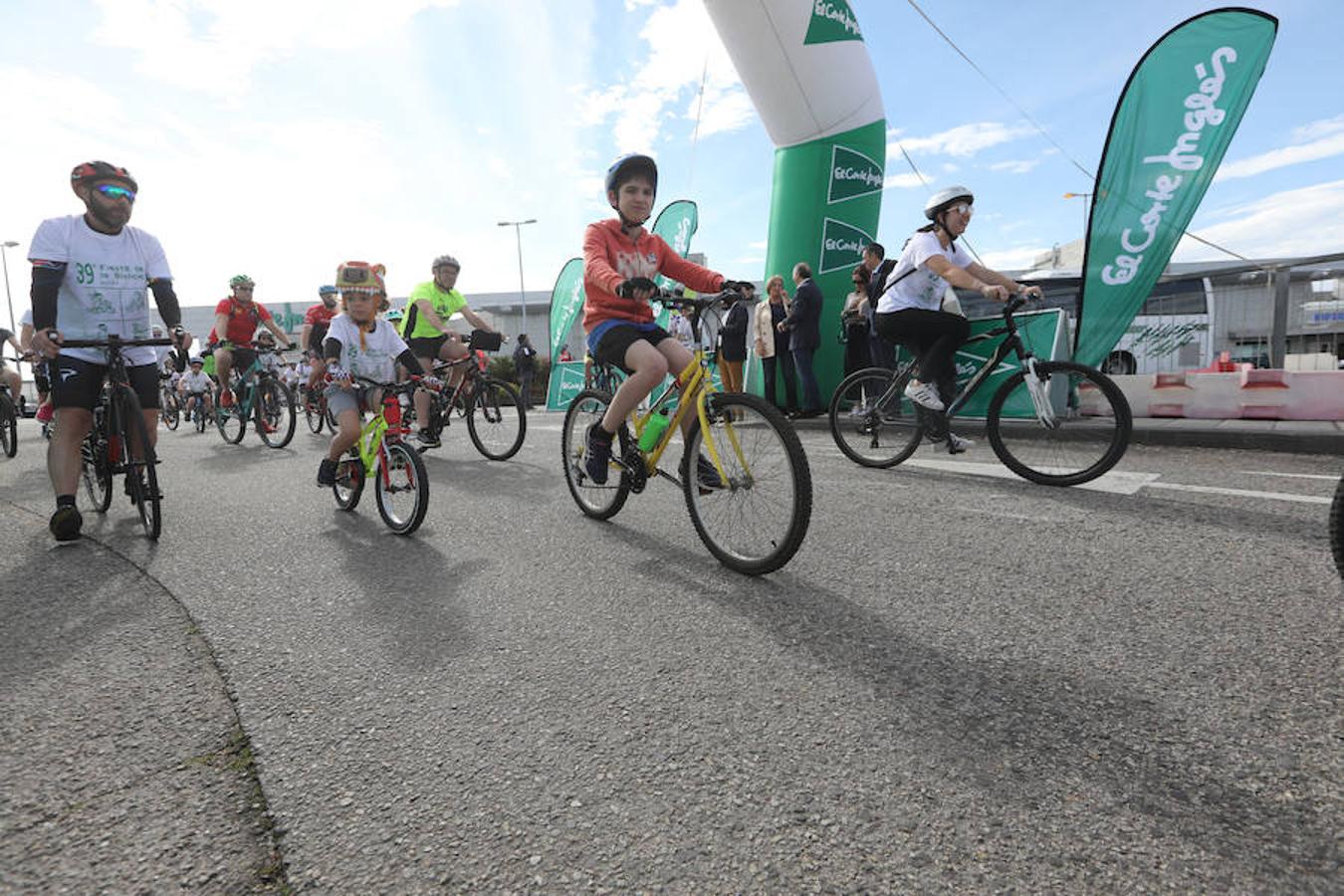 Cientos de personas han participado en la Fiesta de la Bicicleta de Avilés en un recorrido de diez kilómetros por la ciudad hasta finalizar en la plaza de La Exposición