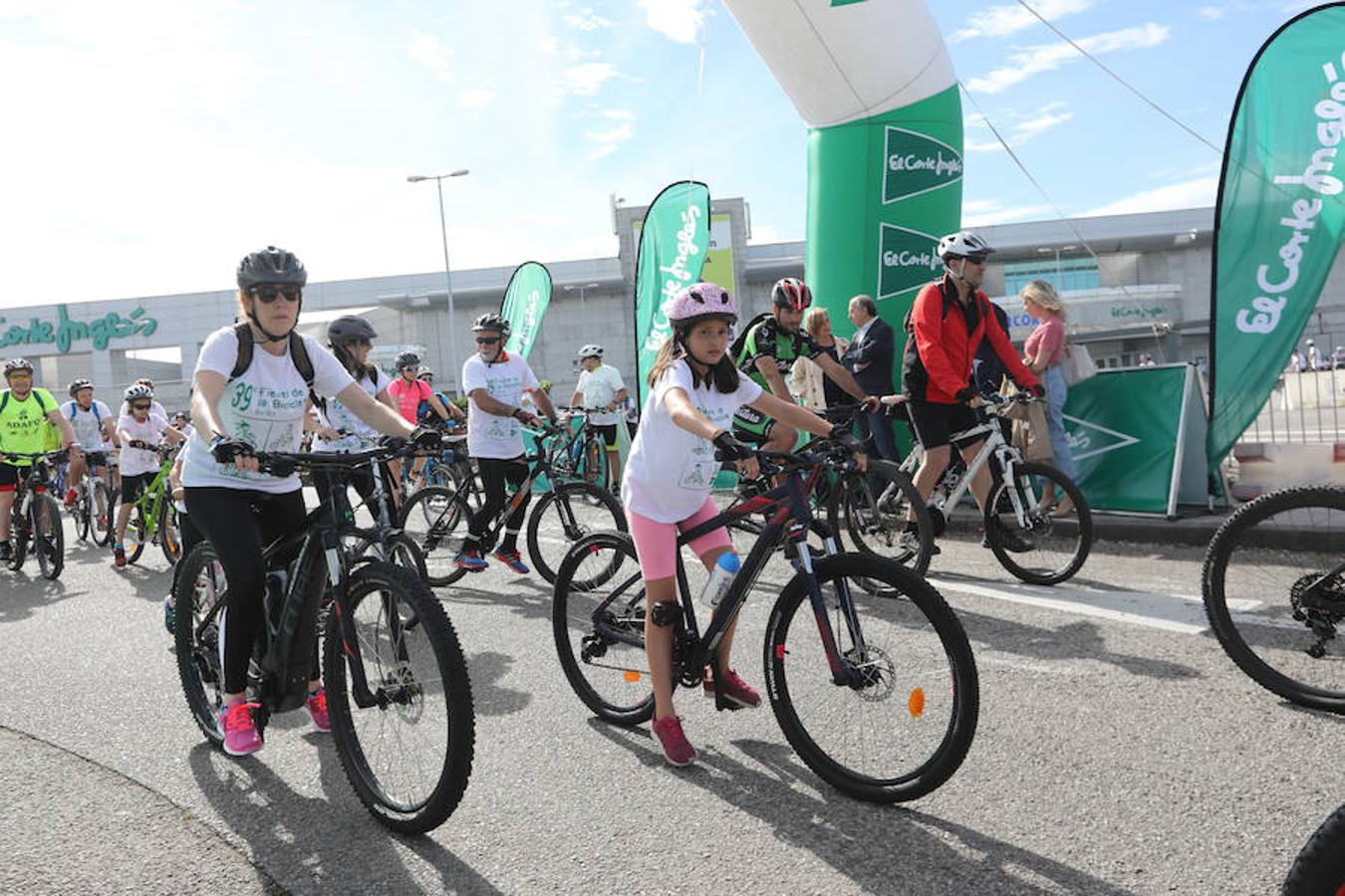 Cientos de personas han participado en la Fiesta de la Bicicleta de Avilés en un recorrido de diez kilómetros por la ciudad hasta finalizar en la plaza de La Exposición