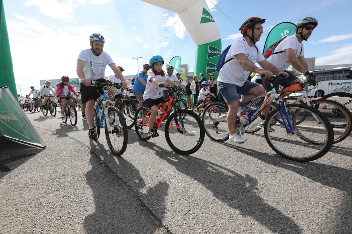 Cientos de personas han participado en la Fiesta de la Bicicleta de Avilés en un recorrido de diez kilómetros por la ciudad hasta finalizar en la plaza de La Exposición