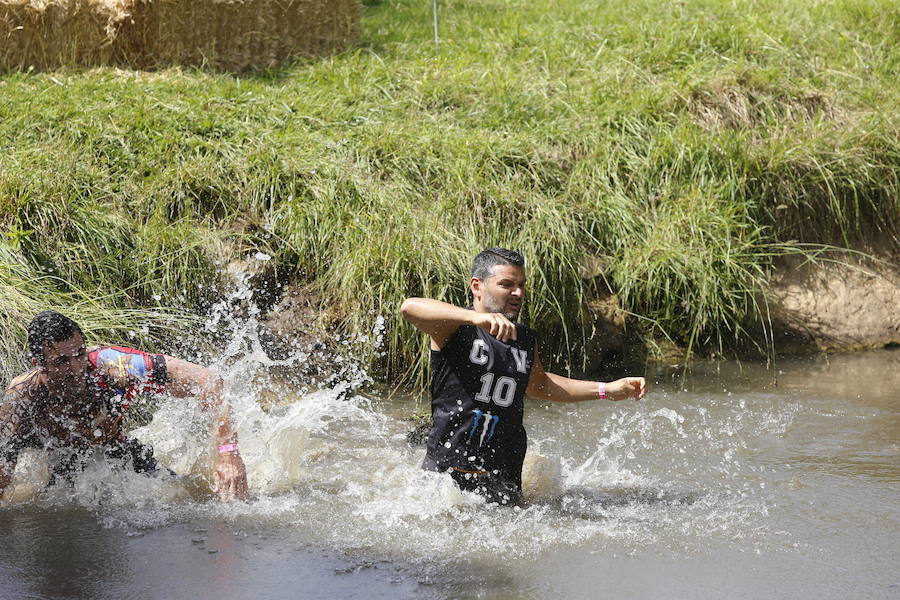 Veinticinco obstáculos de fuerza, habilidad y equilibrio en un circuito dispuesto en el parque de La Fresneda, en Siero. Así ha sido la tercera edición de la 'Gladiator Race', en la que han participado deportistas de todas las edades.