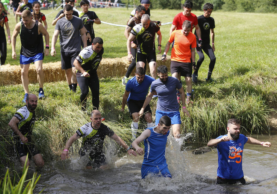 Veinticinco obstáculos de fuerza, habilidad y equilibrio en un circuito dispuesto en el parque de La Fresneda, en Siero. Así ha sido la tercera edición de la 'Gladiator Race', en la que han participado deportistas de todas las edades.