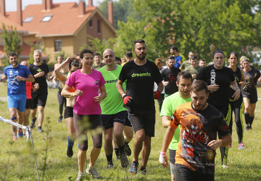 Veinticinco obstáculos de fuerza, habilidad y equilibrio en un circuito dispuesto en el parque de La Fresneda, en Siero. Así ha sido la tercera edición de la 'Gladiator Race', en la que han participado deportistas de todas las edades.