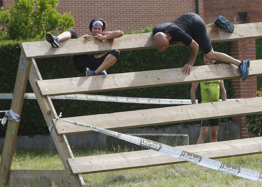 Veinticinco obstáculos de fuerza, habilidad y equilibrio en un circuito dispuesto en el parque de La Fresneda, en Siero. Así ha sido la tercera edición de la 'Gladiator Race', en la que han participado deportistas de todas las edades.