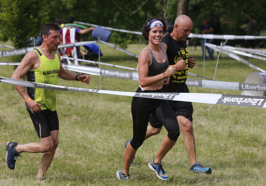 Veinticinco obstáculos de fuerza, habilidad y equilibrio en un circuito dispuesto en el parque de La Fresneda, en Siero. Así ha sido la tercera edición de la 'Gladiator Race', en la que han participado deportistas de todas las edades.