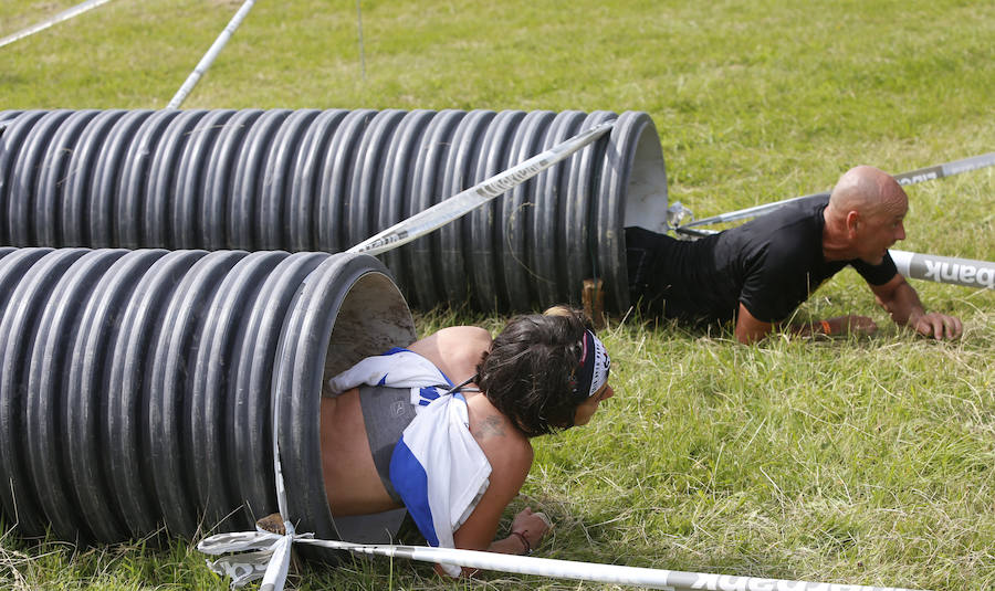 Veinticinco obstáculos de fuerza, habilidad y equilibrio en un circuito dispuesto en el parque de La Fresneda, en Siero. Así ha sido la tercera edición de la 'Gladiator Race', en la que han participado deportistas de todas las edades.