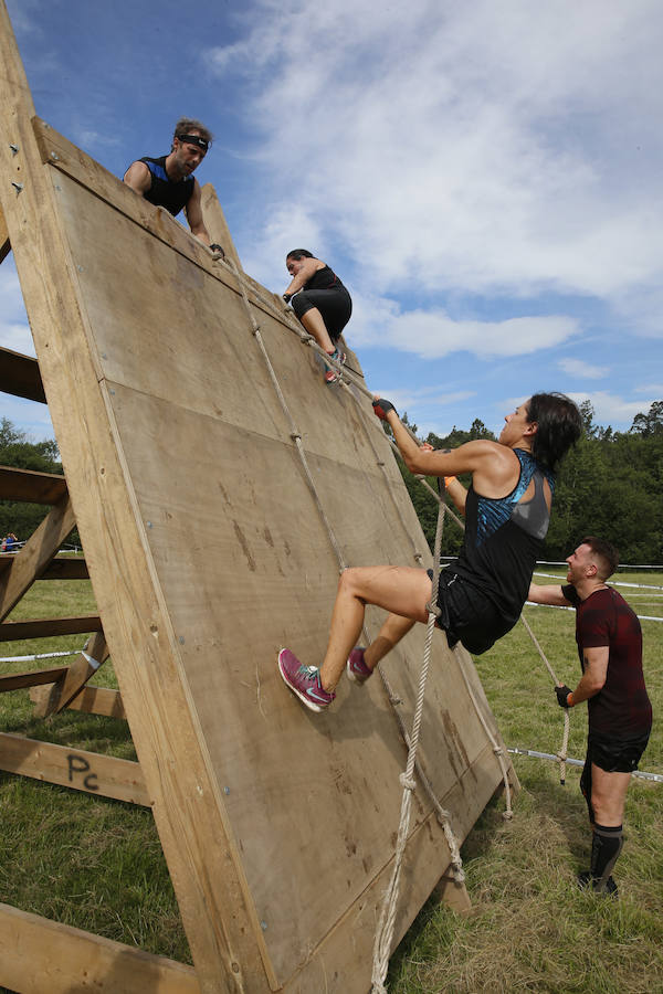 Veinticinco obstáculos de fuerza, habilidad y equilibrio en un circuito dispuesto en el parque de La Fresneda, en Siero. Así ha sido la tercera edición de la 'Gladiator Race', en la que han participado deportistas de todas las edades.