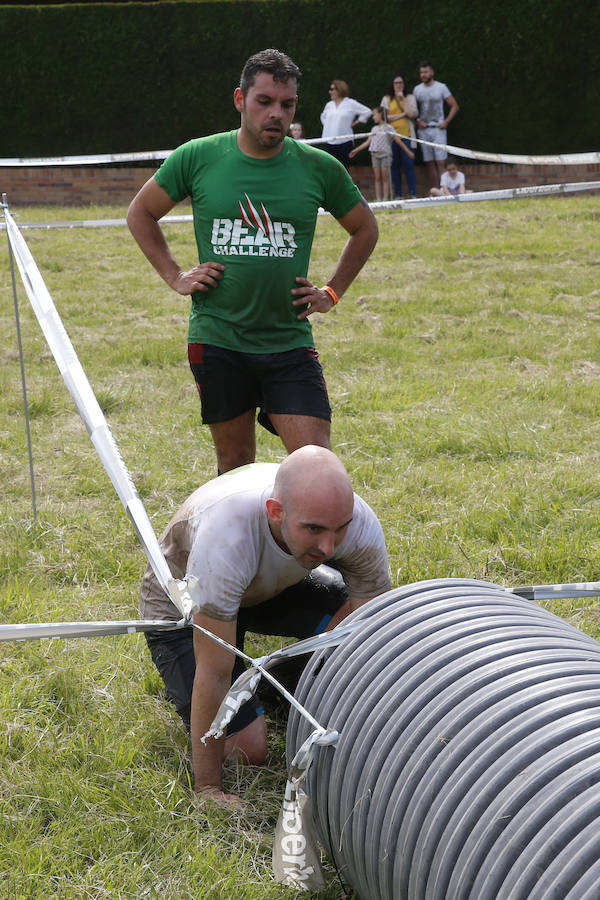 Veinticinco obstáculos de fuerza, habilidad y equilibrio en un circuito dispuesto en el parque de La Fresneda, en Siero. Así ha sido la tercera edición de la 'Gladiator Race', en la que han participado deportistas de todas las edades.