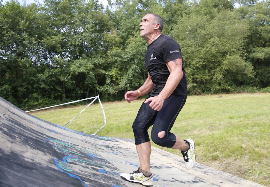 Veinticinco obstáculos de fuerza, habilidad y equilibrio en un circuito dispuesto en el parque de La Fresneda, en Siero. Así ha sido la tercera edición de la 'Gladiator Race', en la que han participado deportistas de todas las edades.