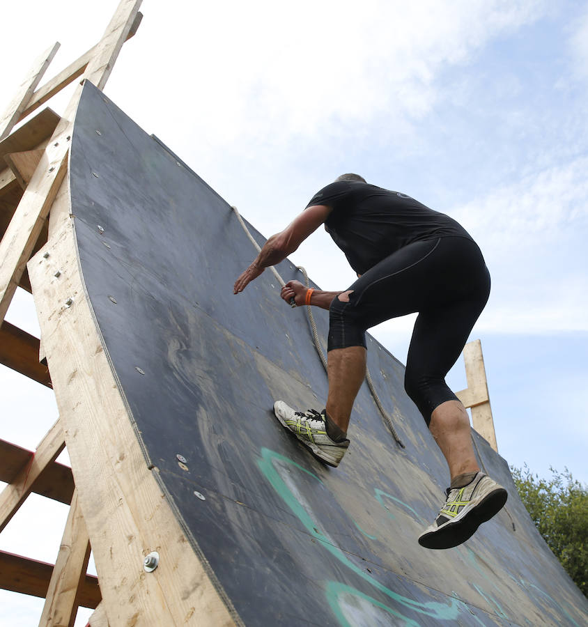 Veinticinco obstáculos de fuerza, habilidad y equilibrio en un circuito dispuesto en el parque de La Fresneda, en Siero. Así ha sido la tercera edición de la 'Gladiator Race', en la que han participado deportistas de todas las edades.