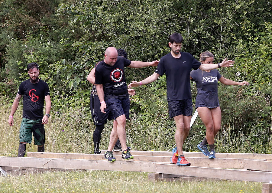 Veinticinco obstáculos de fuerza, habilidad y equilibrio en un circuito dispuesto en el parque de La Fresneda, en Siero. Así ha sido la tercera edición de la 'Gladiator Race', en la que han participado deportistas de todas las edades.