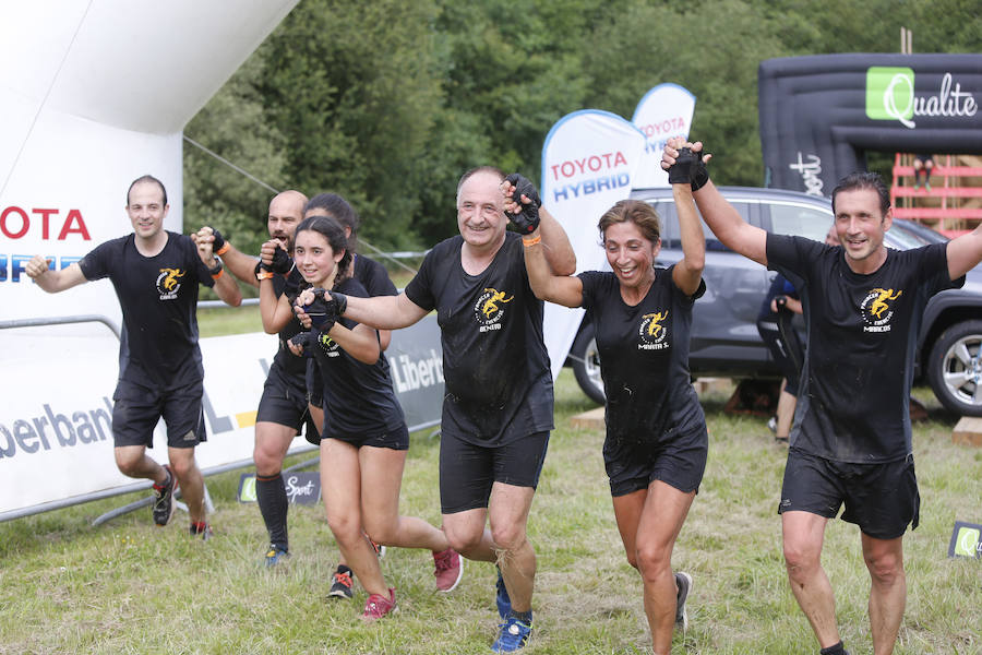 Veinticinco obstáculos de fuerza, habilidad y equilibrio en un circuito dispuesto en el parque de La Fresneda, en Siero. Así ha sido la tercera edición de la 'Gladiator Race', en la que han participado deportistas de todas las edades.