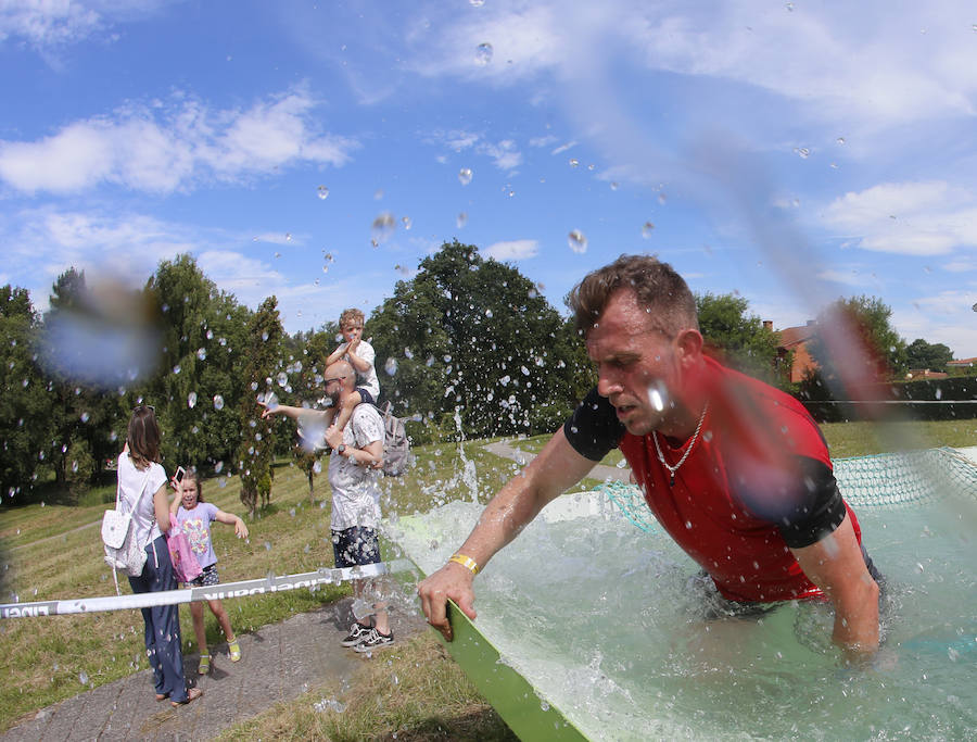 Veinticinco obstáculos de fuerza, habilidad y equilibrio en un circuito dispuesto en el parque de La Fresneda, en Siero. Así ha sido la tercera edición de la 'Gladiator Race', en la que han participado deportistas de todas las edades.