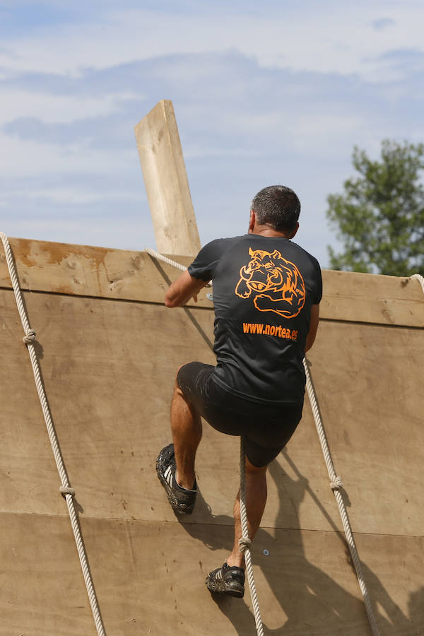 Veinticinco obstáculos de fuerza, habilidad y equilibrio en un circuito dispuesto en el parque de La Fresneda, en Siero. Así ha sido la tercera edición de la 'Gladiator Race', en la que han participado deportistas de todas las edades.