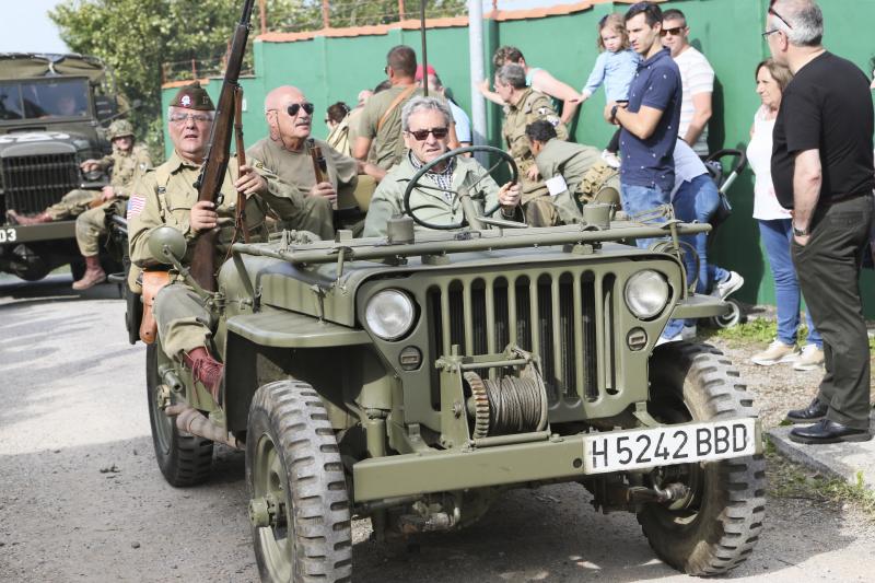 Un centenar de personas ha participado en la finca de El Cuetu en la recreación de un enfrentamiento entre aliados y nazis en el 'bocage' días después del desembarco de Normandía.