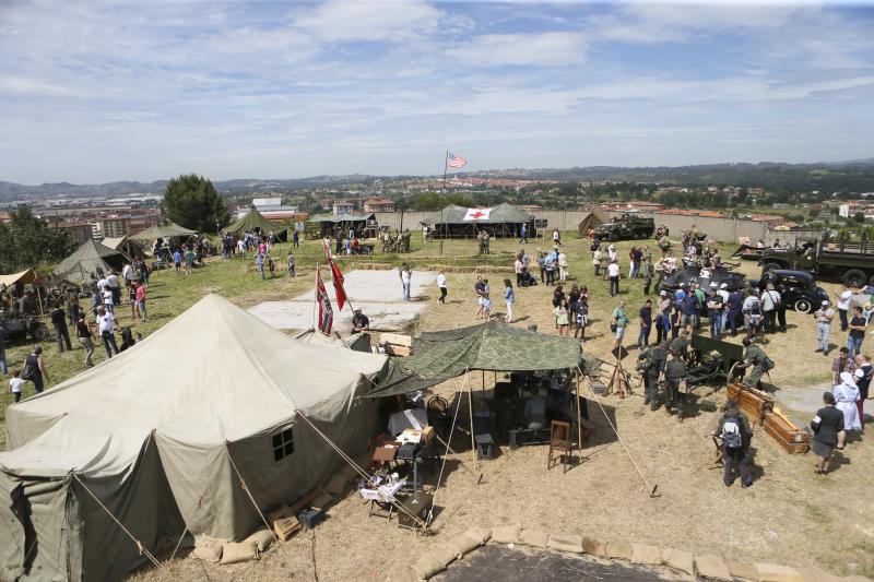 Un centenar de personas ha participado en la finca de El Cuetu en la recreación de un enfrentamiento entre aliados y nazis en el 'bocage' días después del desembarco de Normandía.