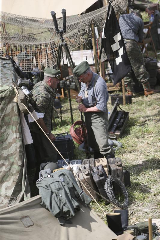 Un centenar de personas ha participado en la finca de El Cuetu en la recreación de un enfrentamiento entre aliados y nazis en el 'bocage' días después del desembarco de Normandía.