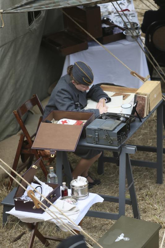 Un centenar de personas ha participado en la finca de El Cuetu en la recreación de un enfrentamiento entre aliados y nazis en el 'bocage' días después del desembarco de Normandía.