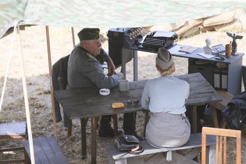 Un centenar de personas ha participado en la finca de El Cuetu en la recreación de un enfrentamiento entre aliados y nazis en el 'bocage' días después del desembarco de Normandía.