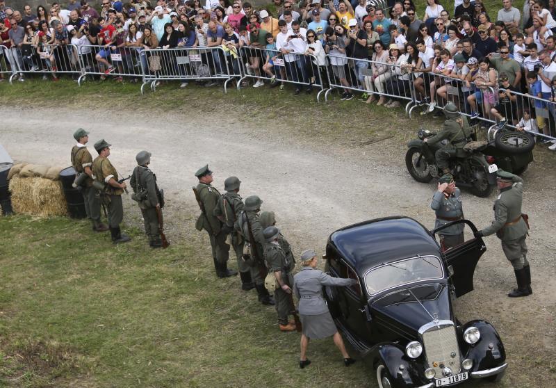 Un centenar de personas ha participado en la finca de El Cuetu en la recreación de un enfrentamiento entre aliados y nazis en el 'bocage' días después del desembarco de Normandía.