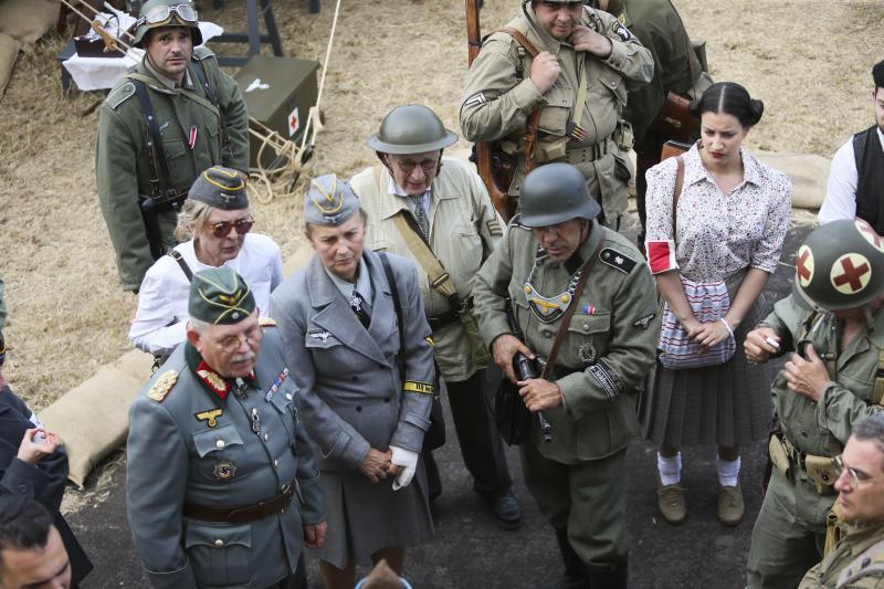 Un centenar de personas ha participado en la finca de El Cuetu en la recreación de un enfrentamiento entre aliados y nazis en el 'bocage' días después del desembarco de Normandía.