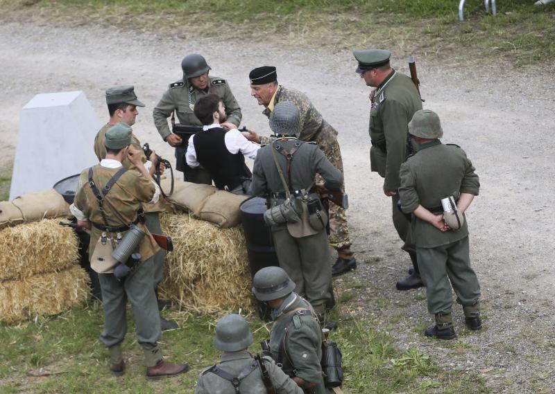 Un centenar de personas ha participado en la finca de El Cuetu en la recreación de un enfrentamiento entre aliados y nazis en el 'bocage' días después del desembarco de Normandía.