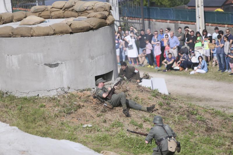 Un centenar de personas ha participado en la finca de El Cuetu en la recreación de un enfrentamiento entre aliados y nazis en el 'bocage' días después del desembarco de Normandía.