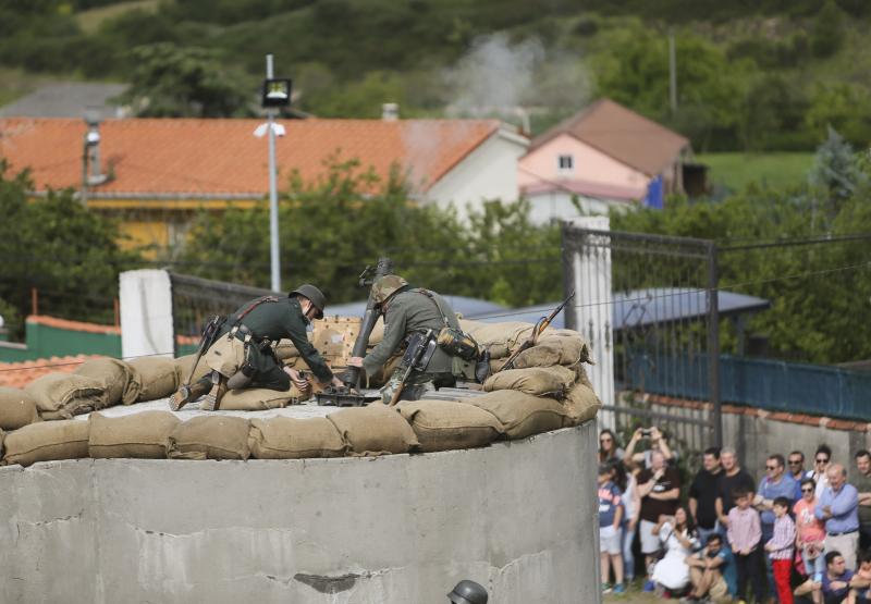 Un centenar de personas ha participado en la finca de El Cuetu en la recreación de un enfrentamiento entre aliados y nazis en el 'bocage' días después del desembarco de Normandía.