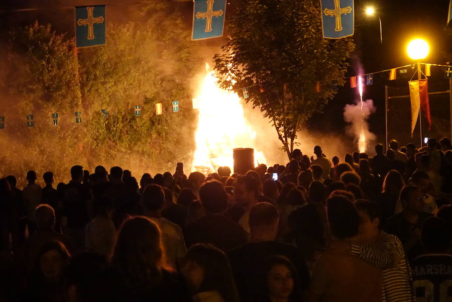 Arriondas ya ha arrancado con uno de los días más especiales del año. Las llamas de la hoguera alumbraron la noche ante la mirada de los presentes. 