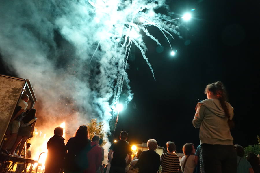 Arriondas ya ha arrancado con uno de los días más especiales del año. Las llamas de la hoguera alumbraron la noche ante la mirada de los presentes. 