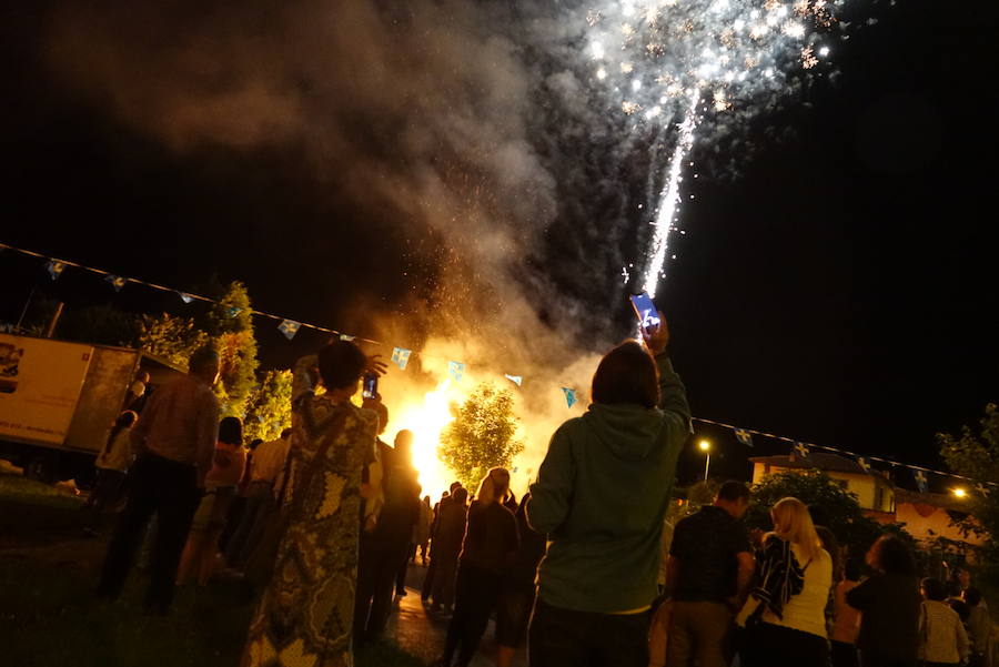 Arriondas ya ha arrancado con uno de los días más especiales del año. Las llamas de la hoguera alumbraron la noche ante la mirada de los presentes. 