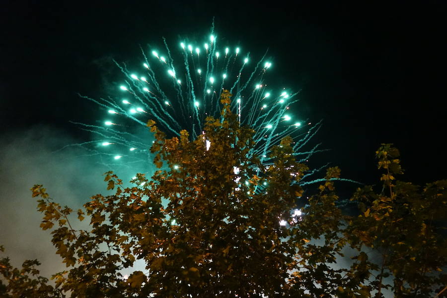 Arriondas ya ha arrancado con uno de los días más especiales del año. Las llamas de la hoguera alumbraron la noche ante la mirada de los presentes. 