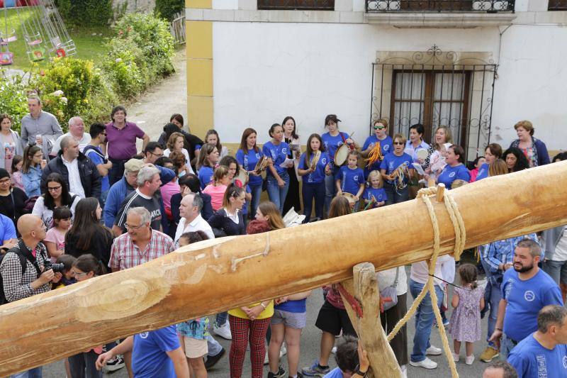 Los vecinos del Balmori han salido a las calles para colaborar en la preparación de la hora de San Juan.