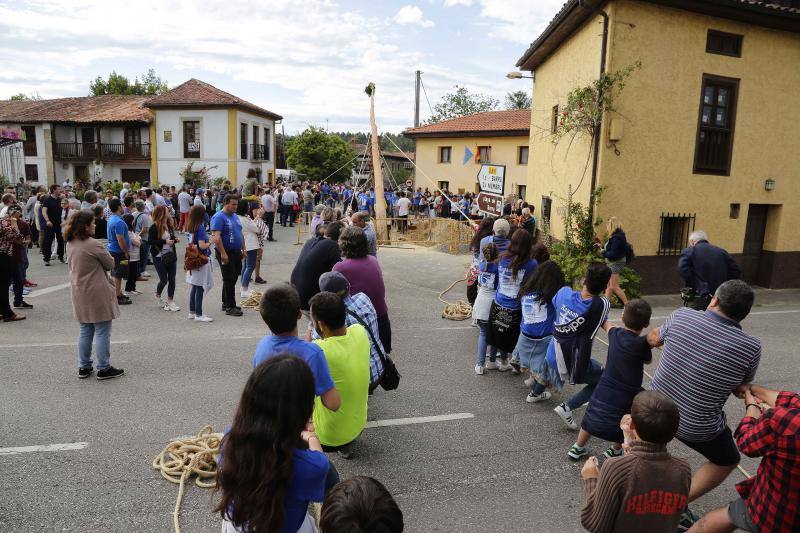 Los vecinos del Balmori han salido a las calles para colaborar en la preparación de la hora de San Juan.