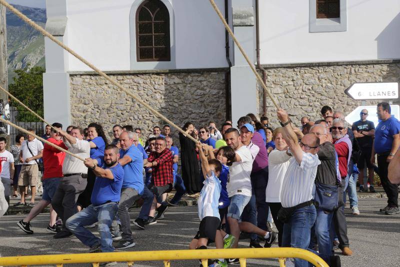 Los vecinos del Balmori han salido a las calles para colaborar en la preparación de la hoguera de San Juan.