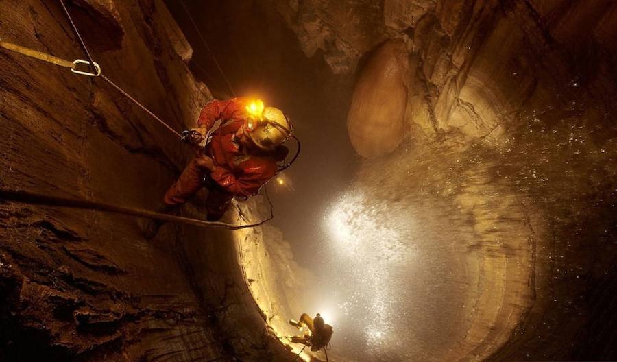 Cueva de Voronya: la más recóndita del mundo. Está localizada en Giorga (Cáucaso occidental) y forma parte del sistema de cuevas de Arábika, en los montes de Gagra. En Voronya viven los artrópodos (un tipo de invertebrado) encontrados a mayor profundidad en la tierra. En 2010, un equipo ruso-español halló cuatro nuevas clases, que miden entre 1 y 4 milímetros, no tienen ojos, ni pigmentación. 