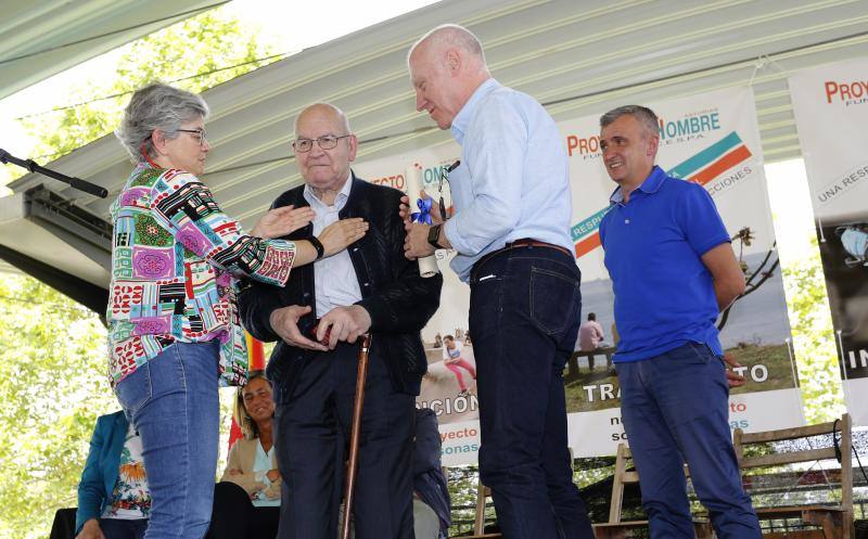 El histórico líder vecinal Óscar Piñera recogió la insignia de oro con el recuerdo «de todos los que creyeron que otra sociedad era posible»